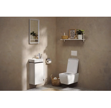 Modernes Gäste-WC mit weißem Wand-Waschbeckenunterschrank, wandhängendem WC und rechteckigem Spiegel vor beigefarbenen Wänden.