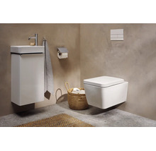 Modernes Bad mit wandhängender Toilette, weißem Waschbeckenunterschrank, Armatur, Toilettenpapierhalter und geflochtenem Korb.