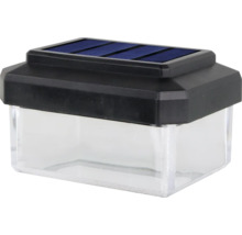 Quadratische Solar-Pfostenleuchte mit integriertem Solarpanel auf dem Gehäusedeckel und transparentem Kunststoffkörper.