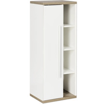 Weißer Badezimmer-Hochschrank mit Eiche-Dekor, eine Tür mit langem Stangengriff und ein seitliches offenes Regal mit vier Fächern.