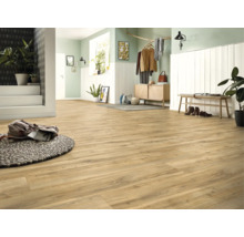 Helles Laminat in Holzoptik in einem geräumigen Flur mit weißen Wandpaneelen, grünen Wänden, einer Holzbank und Zimmerpflanzen.