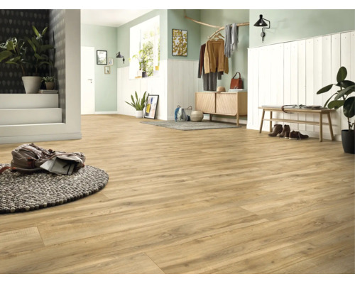 Helles Laminat in Holzoptik in einem geräumigen Flur mit weißen Wandpaneelen, grünen Wänden, einer Holzbank und Zimmerpflanzen.
