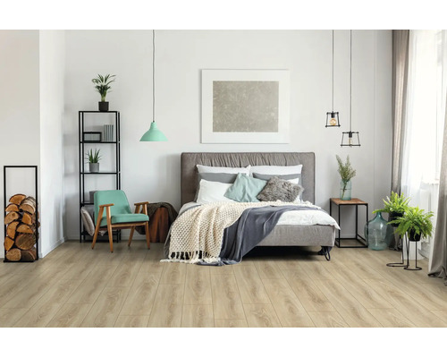 Helles Schlafzimmer mit Laminatboden in Eichenoptik, grauem Polsterbett und modernem Dekor. Hell, geräumig und organisiert.