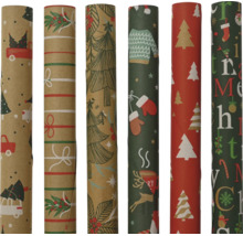 Sechs Rollen Geschenkpapier mit verschiedenen Weihnachtsmotiven wie Tannenbäumen, Autos und Streifen in Braun, Rot und Grün.