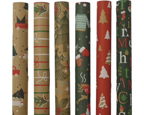 Sechs Rollen Geschenkpapier mit verschiedenen Weihnachtsmotiven wie Tannenbäumen, Autos und Streifen in Braun, Rot und Grün.