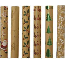 Sechs Rollen Kraft-Geschenkpapier mit verschiedenen Weihnachtsmotiven wie Weihnachtsmann, Sternen, Stechpalme, Tannenbäumen und Schriftzügen.
