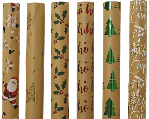 Sechs Rollen Kraft-Geschenkpapier mit verschiedenen Weihnachtsmotiven wie Weihnachtsmann, Sternen, Stechpalme, Tannenbäumen und Schriftzügen.