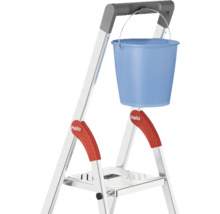 Hailo Aluminium-Stufenstehleiter mit Sicherheitshaltebügel, Eimerhaken, blauem Eimer und roten Kniepolstern sowie Hailo Logo.