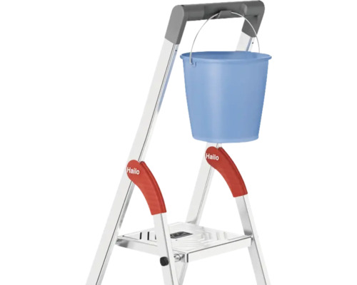 Hailo Aluminium-Stufenstehleiter mit Sicherheitshaltebügel, Eimerhaken, blauem Eimer und roten Kniepolstern sowie Hailo Logo.