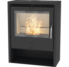 Schwarzer Kaminofen mit großer Glasscheibe, brennendem Feuer und Fach für Brennholz.