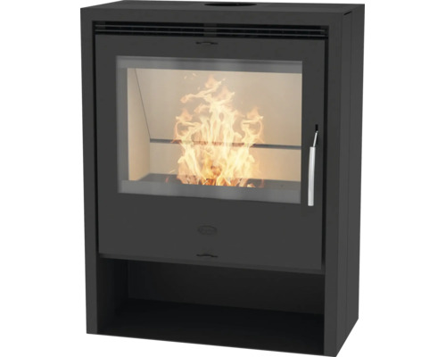 Schwarzer Kaminofen mit großer Glasscheibe, brennendem Feuer und Fach für Brennholz.