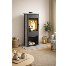Moderner Kaminofen mit Natursteinverkleidung und brennendem Feuer in einem hellen Wohnzimmer mit Holzboden und Dekoration.