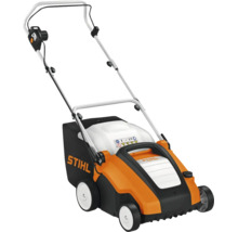 Elektrischer Vertikutierer STIHL RLE 240 in Orange und Schwarz mit Grasfangkorb und klappbarem Holm.