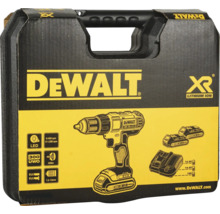 Schwarzer DeWALT Transportkoffer für einen 18 Volt XR Lithium-Ionen Bohrschrauber mit Abbildungen von Gerät, zwei Akkus und Ladegerät. DeWALT Logo.