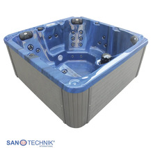 Quadratischer Außenwhirlpool mit blau marmorierter Wanne, grauer Außenverkleidung, Kopfstützen und Massagedüsen. Sanotechnik Logo.