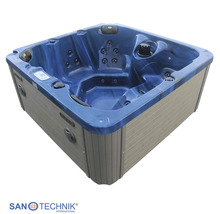 Quadratischer Whirlpool mit blauem Innenbecken, Massagedüsen, Kopfstützen und grauer Außenverkleidung. Sanotechnik Logo.