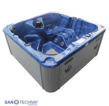 Sanotechnik Außenwhirlpool mit grauer Verkleidung und blauer Wanne, inklusive Massagedüsen und Steuereinheit.
