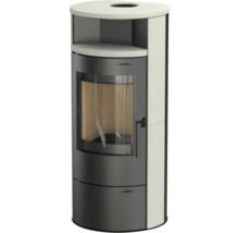Moderner Kaminofen aus schwarzem Stahl mit heller Steinverkleidung, gebogener Glasscheibe und Warmhaltefach.