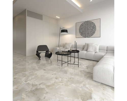 Modernes Wohnzimmer mit polierten Bodenfliesen in Marmoroptik, weißem Ecksofa, schwarzen Beistelltischen und einem modernen Sessel.