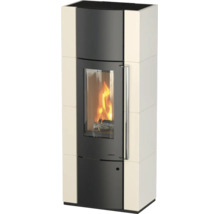 Moderner Kaminofen mit Glasscheibe, vertikalem Metallgriff und heller Keramikverkleidung.