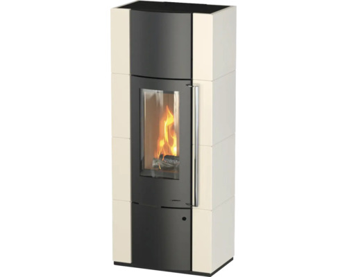 Moderner Kaminofen mit Glasscheibe, vertikalem Metallgriff und heller Keramikverkleidung.