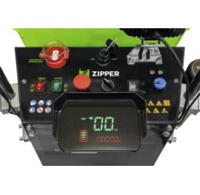 Zipper Logo auf dem Bedienpult eines Elektro-Dampers mit Digitalanzeige, Notaus-Schalter sowie Schaltern zum Heben und Kippen.
