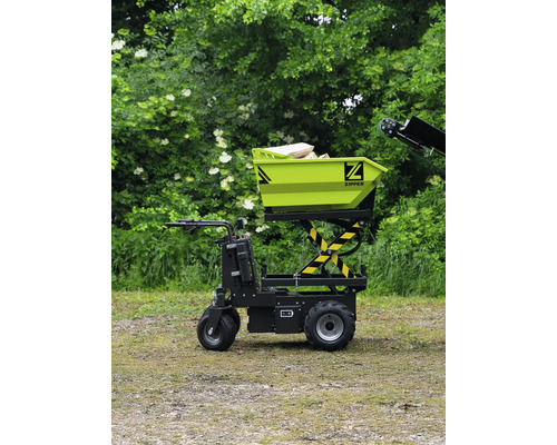 Zipper Elektro-Dumper mit Scherenhub, beladen mit Holz, akkubetrieben auf Schotterboden.