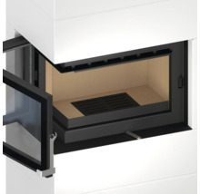 Eck-Kamineinsatz mit geöffneter Glastür, weißer Verkleidung, Brennraum mit Schamotteauskleidung und schwarzem Bodenrost.