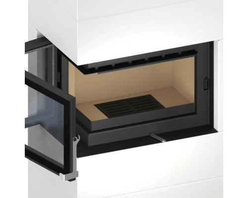 Eck-Kamineinsatz mit geöffneter Glastür, weißer Verkleidung, Brennraum mit Schamotteauskleidung und schwarzem Bodenrost.