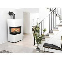 Moderner, weißer Kamin mit Eck-Sichtscheibe und schwarzem Abgasrohr in einem hellen Wohnzimmer neben der Treppe.