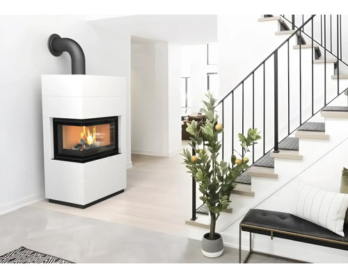 Moderner, weißer Kamin mit Eck-Sichtscheibe und schwarzem Abgasrohr in einem hellen Wohnzimmer neben der Treppe.