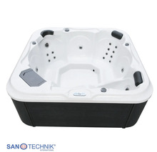 Quadratischer Außenwhirlpool mit Massagedüsen, Nackenstützen und Verkleidung in Holzoptik. Sanotechnik International Logo.