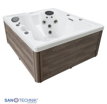 Sanotechnik Außenwhirlpool quadratisch mit weißer Wanne, Verkleidung in Holzoptik, Massagedüsen und Kopfstützen.