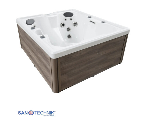 Sanotechnik Außenwhirlpool quadratisch mit weißer Wanne, Verkleidung in Holzoptik, Massagedüsen und Kopfstützen.