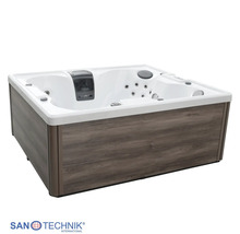 Sanotechnik Außenwhirlpool mit Massagedüsen, Kopfstützen und Außenverkleidung in Holzoptik.
