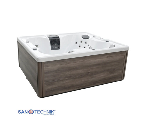 Sanotechnik Außenwhirlpool mit Massagedüsen, Kopfstützen und Außenverkleidung in Holzoptik.