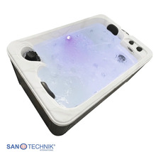 Rechteckiger Whirlpool mit integrierter LED-Beleuchtung, Nackenstützen und dunkler Außenverkleidung.