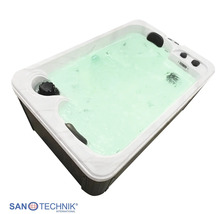 Sanotechnik Außenwhirlpool, rechteckig, mit sprudelndem Wasser, Kopfstützen und Außenverkleidung in Holzoptik.