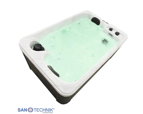 Sanotechnik Außenwhirlpool, rechteckig, mit sprudelndem Wasser, Kopfstützen und Außenverkleidung in Holzoptik.
