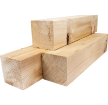Konstruktionsvollholz Balken aus Nadelholz mit sichtbarer Maserung und Jahresringen.