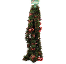 Grüne Weihnachtsgirlande aus Lametta mit roten Sternen und Weihnachtskugeln.