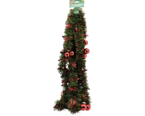 Grüne Weihnachtsgirlande aus Lametta mit roten Sternen und Weihnachtskugeln.