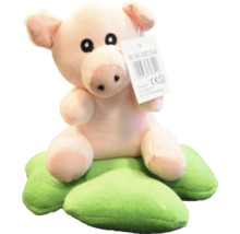 Plüschtier Schwein sitzend auf einem vierblättrigen Kleeblatt