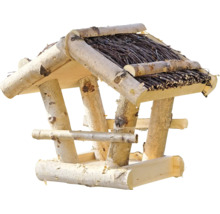 Vogelhaus aus Birkenholz mit einem Dach aus dunklen Zweigen