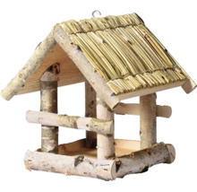 Vogelhaus aus Birkenholz mit Strohdach und Metallhaken zum Aufhängen.