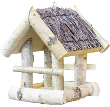 Rustikales Futterhaus aus Birkenholz mit natürlicher Rinde und einem Dach aus Zweigen.