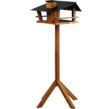 Vogelhaus aus Holz mit Ständer und dunklem Dach.