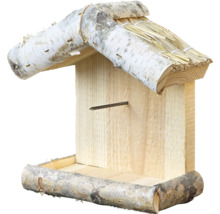Vogelhaus aus Naturholz mit Birkenrinde und Strohdach, offene Futterstation mit Haltestab.