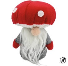 Weihnachtswichtel aus Stoff mit rot-weißem Fliegenpilz-Hut, langem weißem Bart und grauem Körper (Image AI modified or generated)