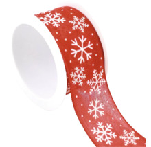 Rotes Geschenkband mit weißen Schneeflocken auf einer Rolle